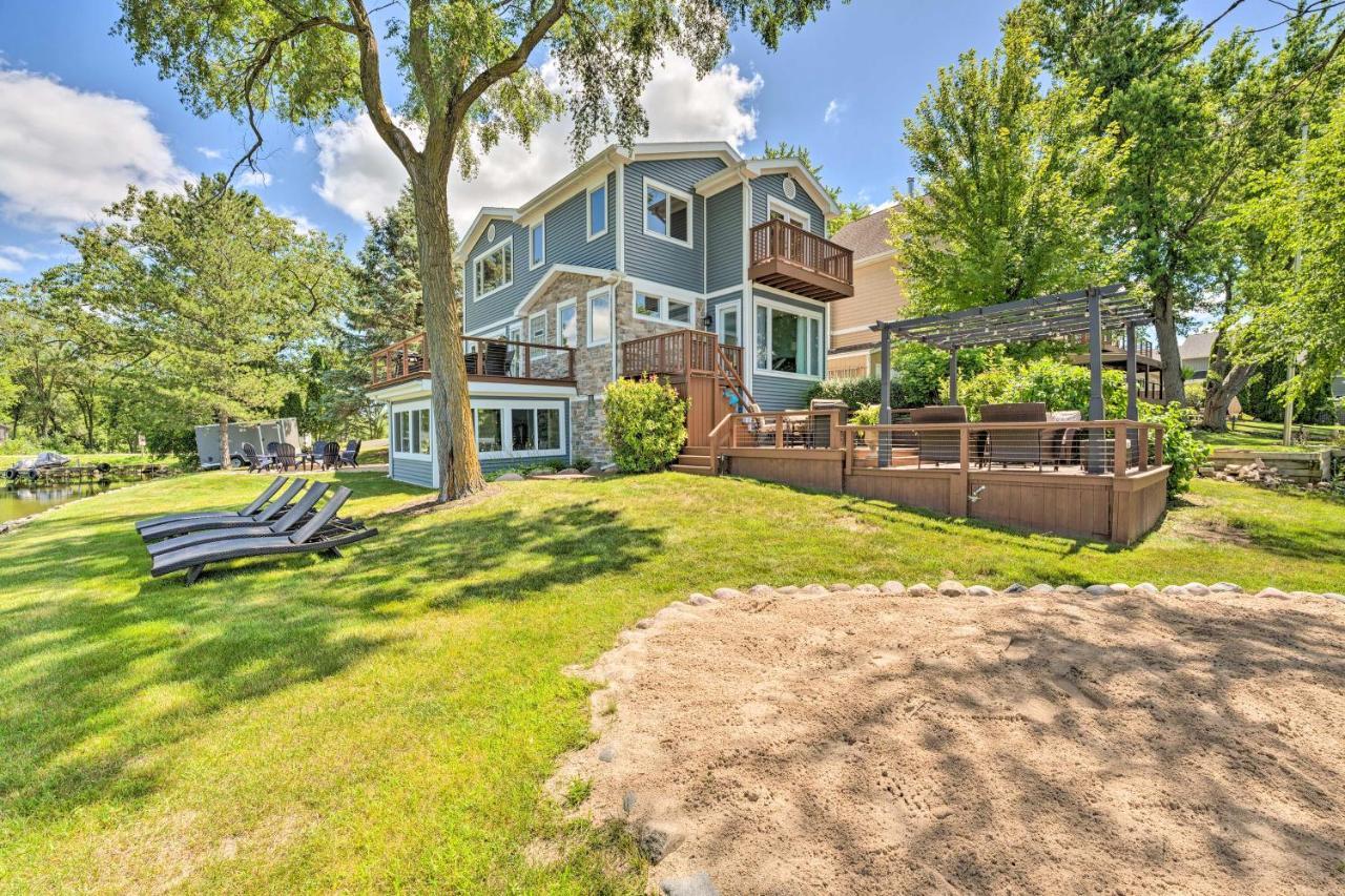 Lakefront Oasis With Boat Dock, Fire Pit, Grill Bristol ภายนอก รูปภาพ